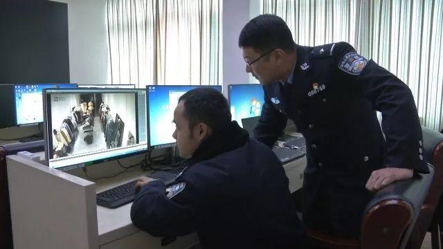 4蒙面男子洗劫超市震惊！四名蒙面男子疯狂洗劫超市，警惕身边的潜在危险！