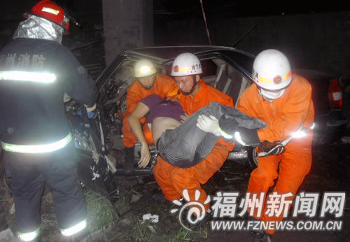湖北一汽车失控撞墙致司乘1死2伤湖北发生汽车失控撞墙事故，造成司乘一死两伤悲剧