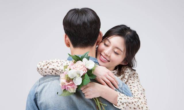 夫妻结婚5年未见过对方脸红正常吗夫妻结婚五年未见过对方脸红，正常吗？