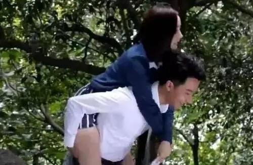男子20年后和初恋相遇想抛家弃子再续前缘这是一个复杂和敏感的情况，涉及到个人的情感、家庭责任和社会价值观等方面的问题。在面对这种情况时，需要慎重考虑以下几个方面的因素