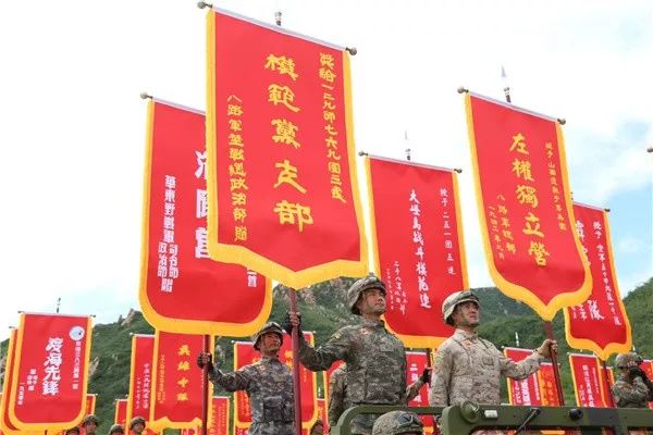 8位阅兵擎旗手讲述战旗背后的故事战旗背后的故事，阅兵擎旗手的荣耀与担当——八位勇士的深情讲述