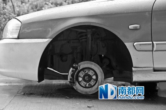 司机称备胎被偷 网友留言令人感动近日，一位司机称自己的备胎被偷了，引发了网友们的关注和留言。在这些留言中，有许多令人感动的言论，展现出了人间的善良和同情。